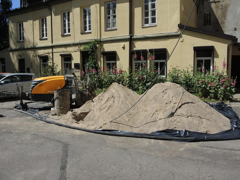 Betono ruošimo mazgas nesunkiai telpa ankštuose Vilniaus senamiesčio kiemeliuose