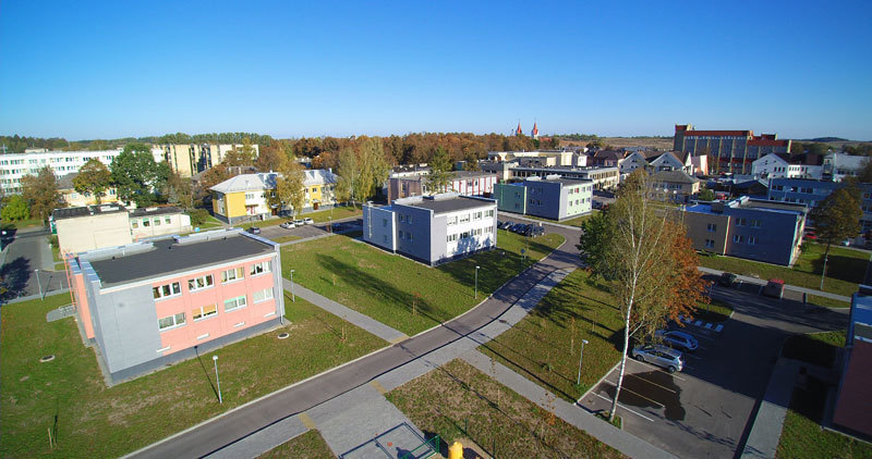 Švenčionių dviaukščių daugiabučių kvartale fasadams atnaujinti buvo pasirinkta vėdinamo fasado konstrukcija su mineraline vata - Švenčionių dviaukščių daugiabučių kvartale fasadams atnaujinti buvo pasirinkta vėdinamo fasado konstrukcija su mineraline vata -