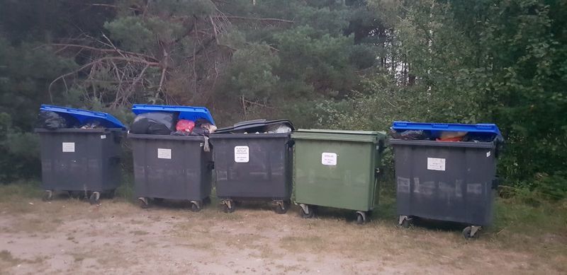 Kokiu atstumu nuo gyvenamųjų namų gali būti įrengti šiukšlių konteineriai