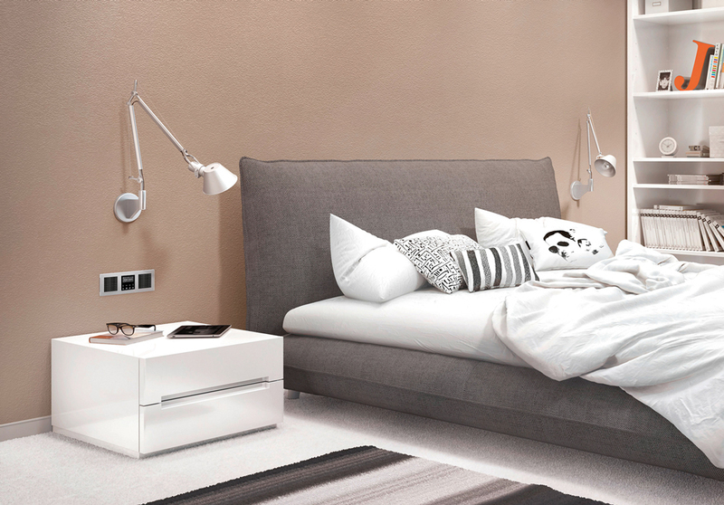 Jungikliai miegamajame.