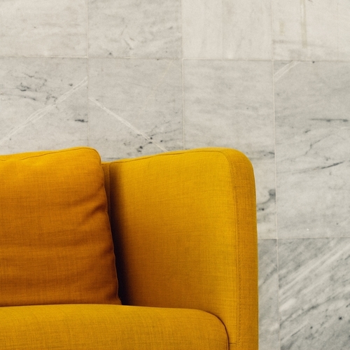 Garstyčių spalvos sofa