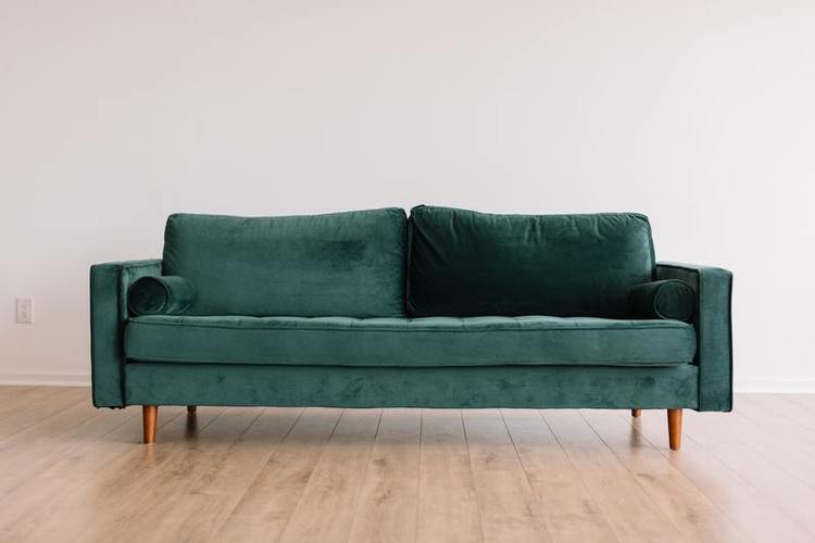 Žalia aksominė sofa