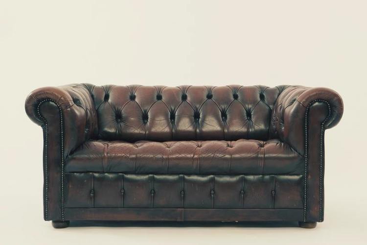 Tamsiai ruda odinė sofa