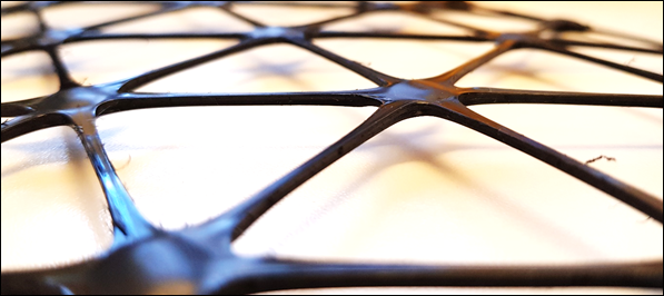 Geotinklas su trikampėmis akutėmis