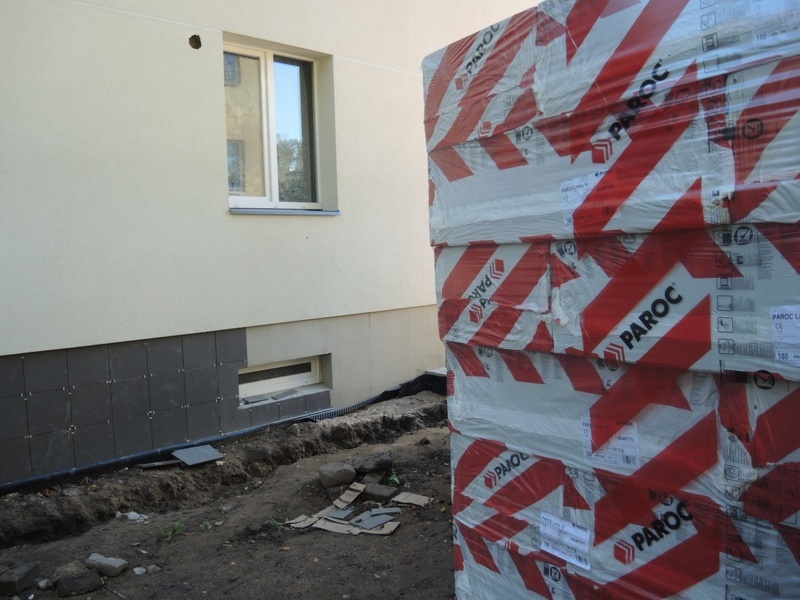 Namo cokoliui įrengta hidroizoliacija, jis apšiltintas, nutinkuotas ir apdailinamas plytelėmis