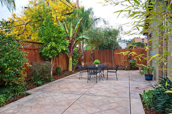 outdoor-patio-in-a-small-yard-the-art-of-a-little-yard-landscape-600x399