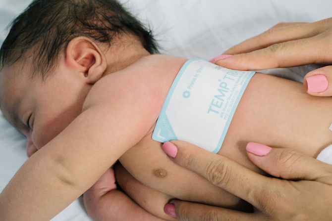 "TempTraq" užtikrina bevielį sergančio vaiko stebėjimą 24 valandas, jam netrukdydamas.