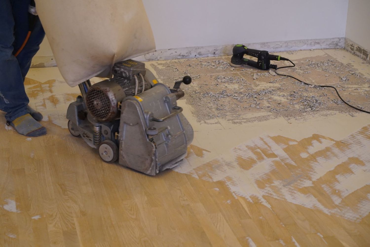 dažų nuėmimas nuo grindų