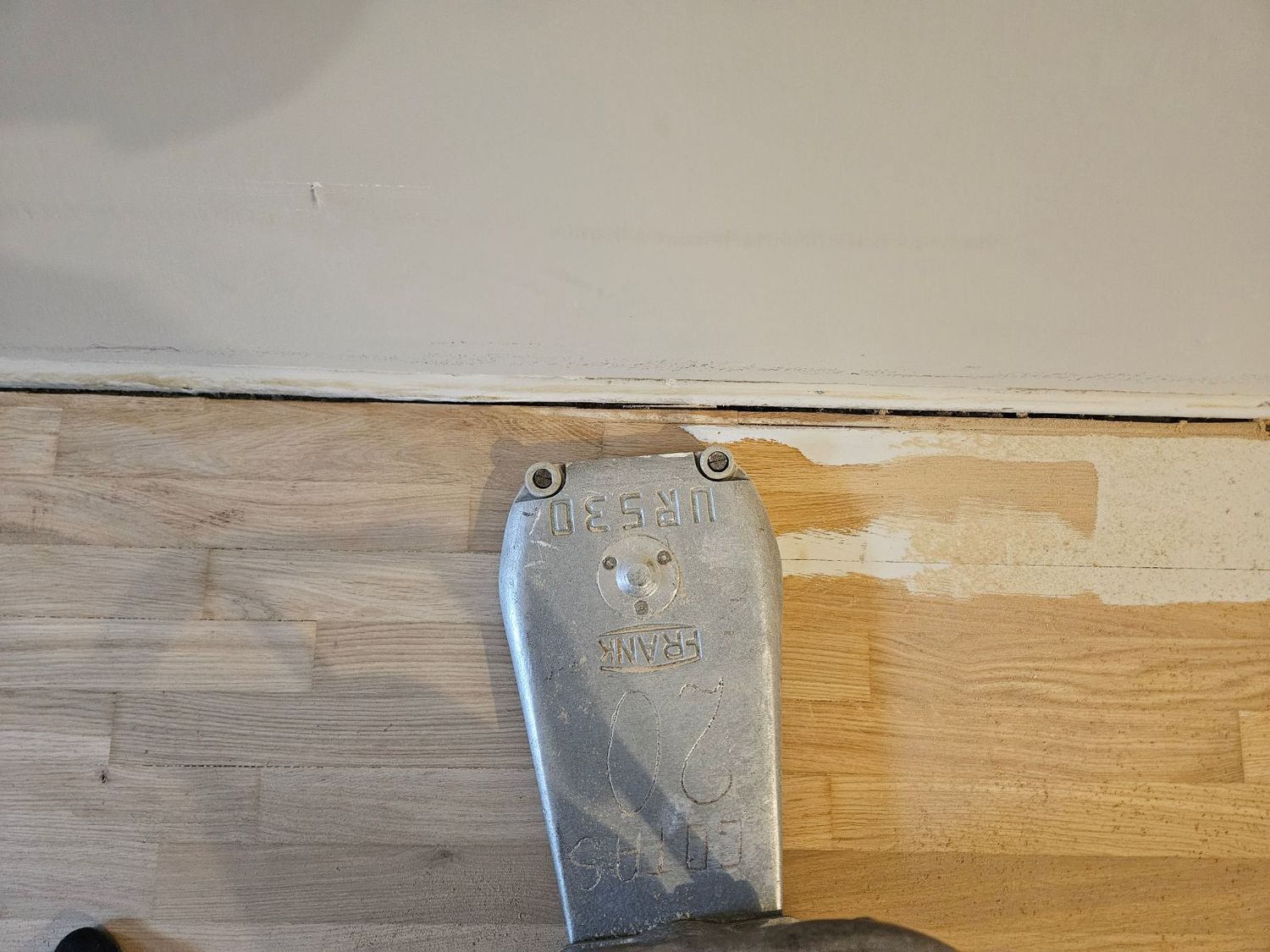 grindų krašto šlifavimas diskiniu šlifuokliu