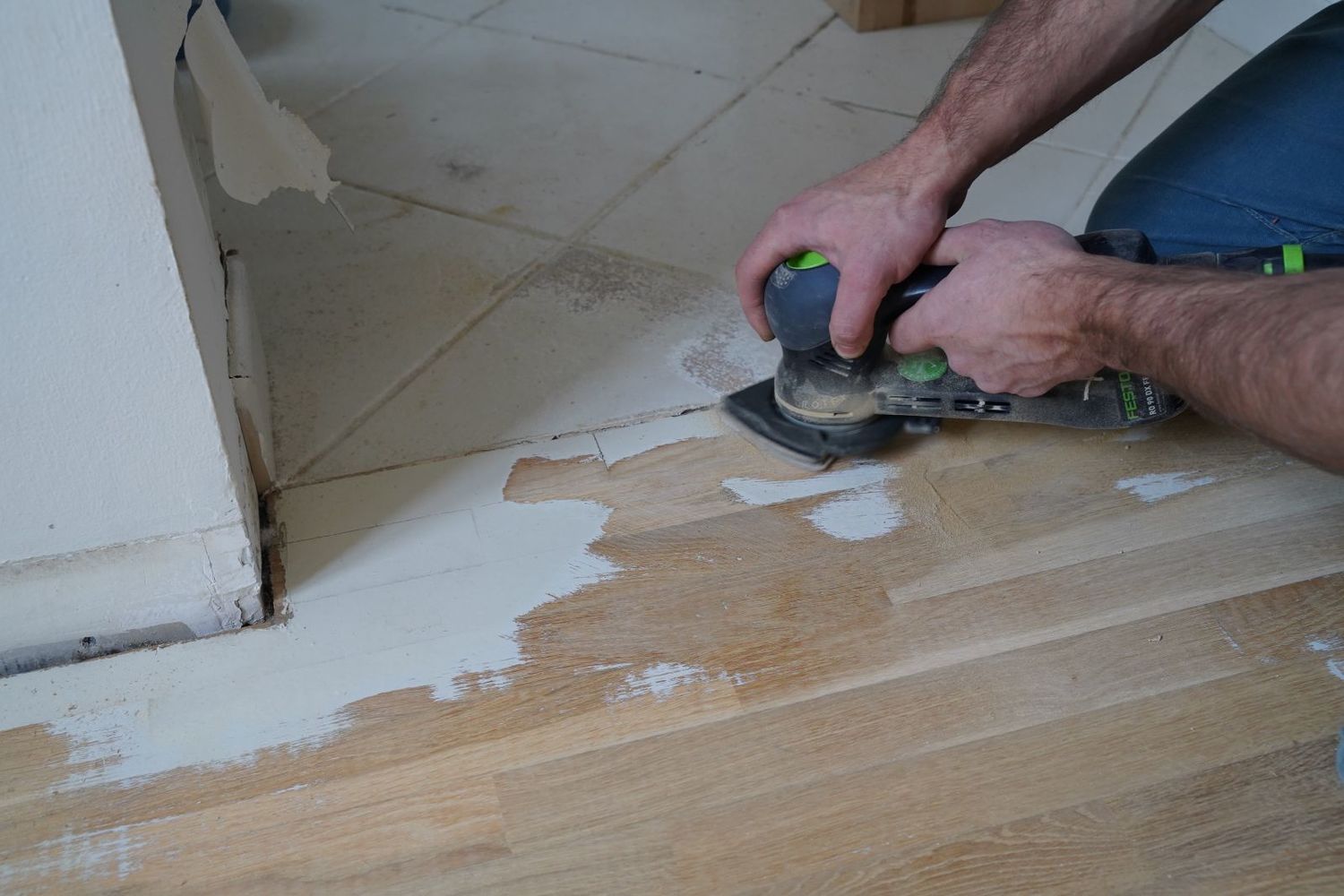 sunkiai prieinamų grindų plotelių  šlifavimas