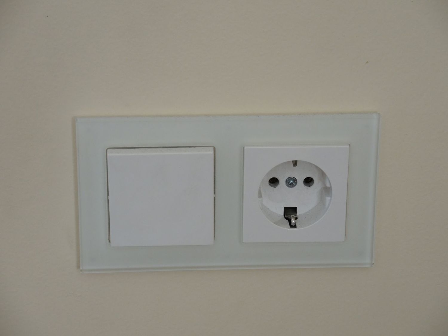 rozetės ir jungiklio keitimas