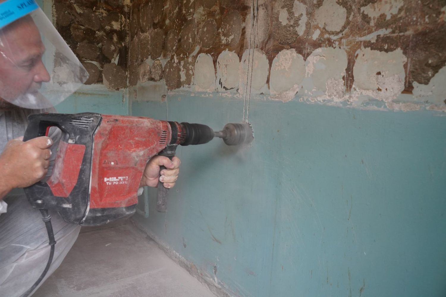 skylių instaliacinėms dėžutėms gręžimas