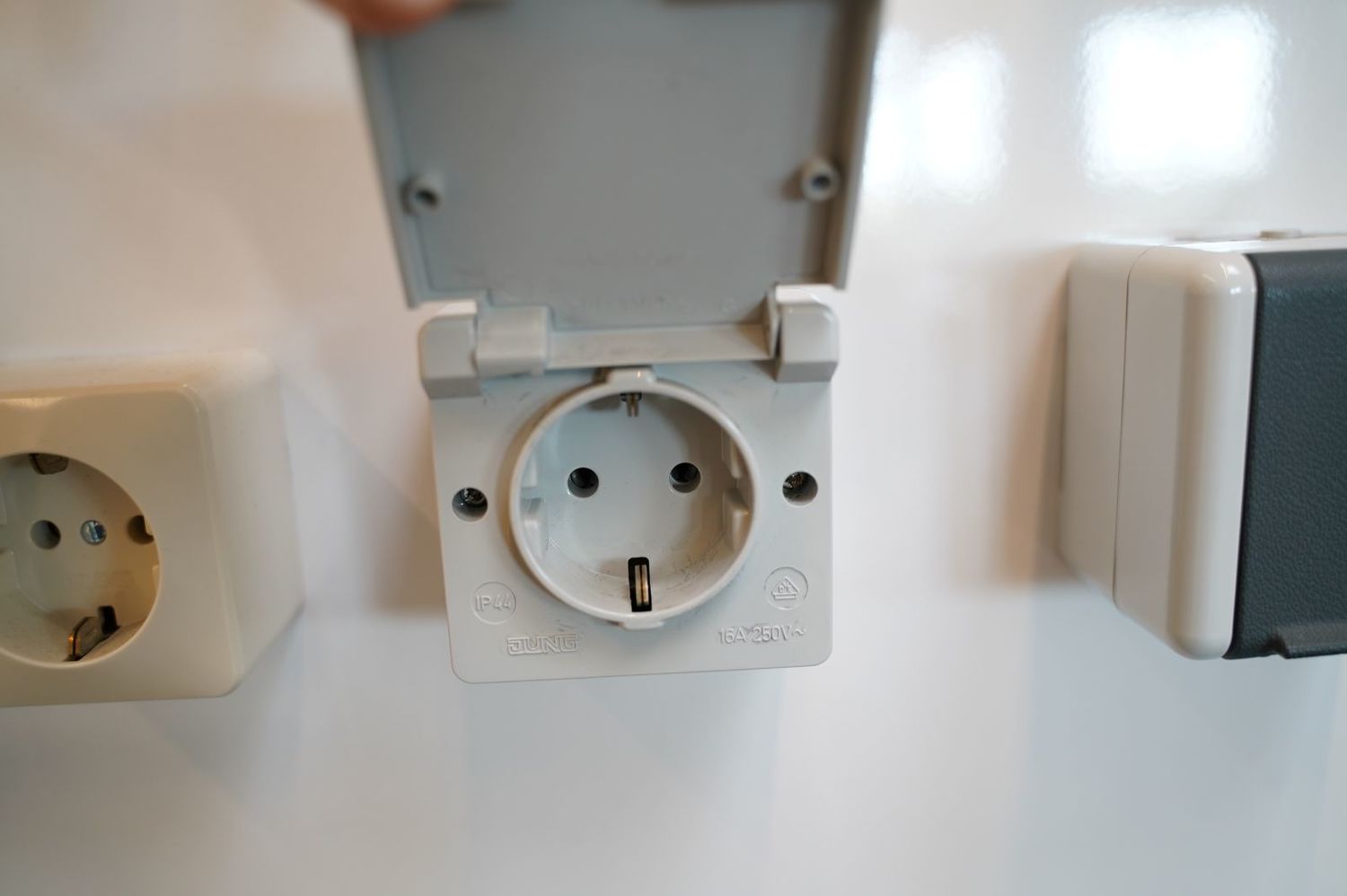 Atsparūs drėgmei ki&scaron;tukiniai lizdai