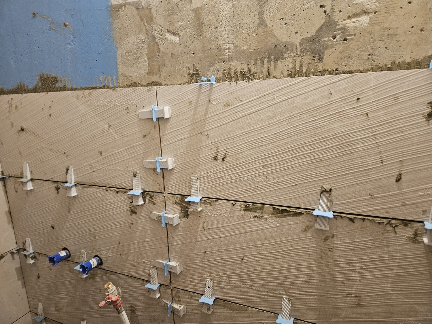 plytelių klijavimas savarankiškai