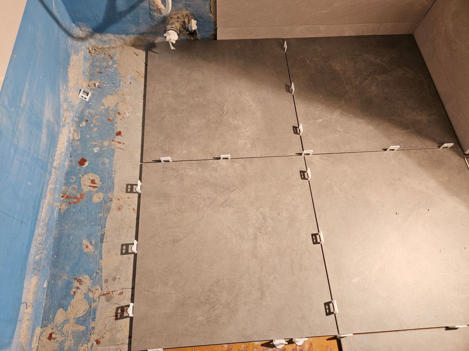 plyteliu_klijavimas_ant_grindu