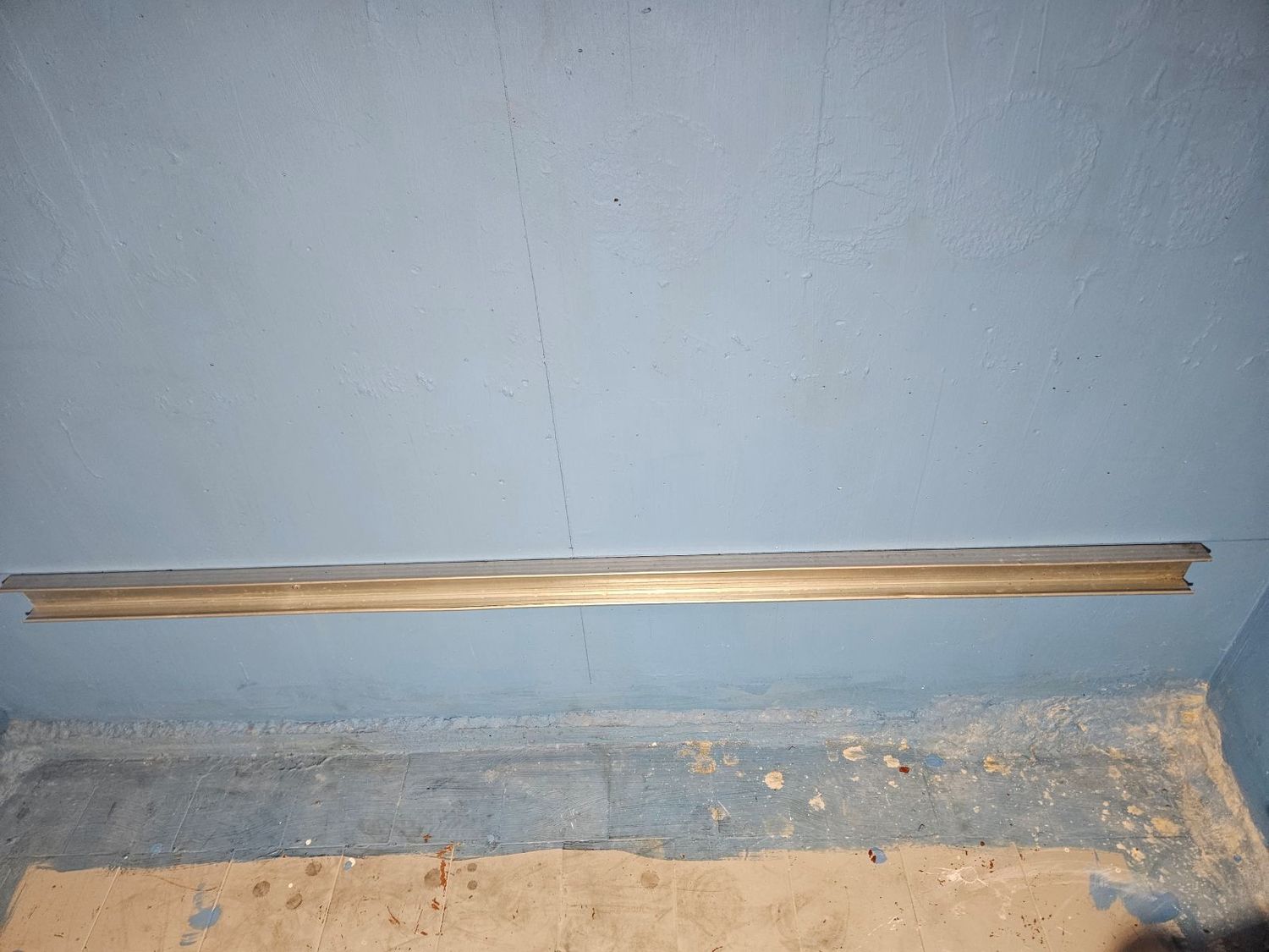 plyteliu_klijavimas_ant_sienos