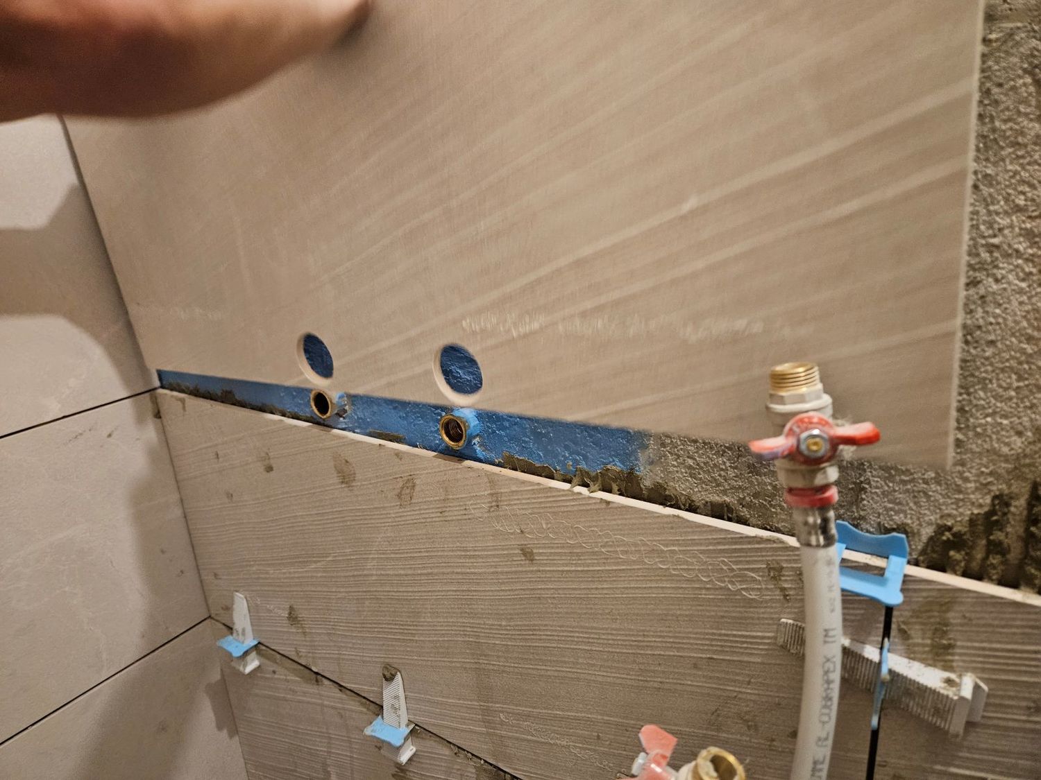 plyteliu_klijavimas_aplink_vamzdzius