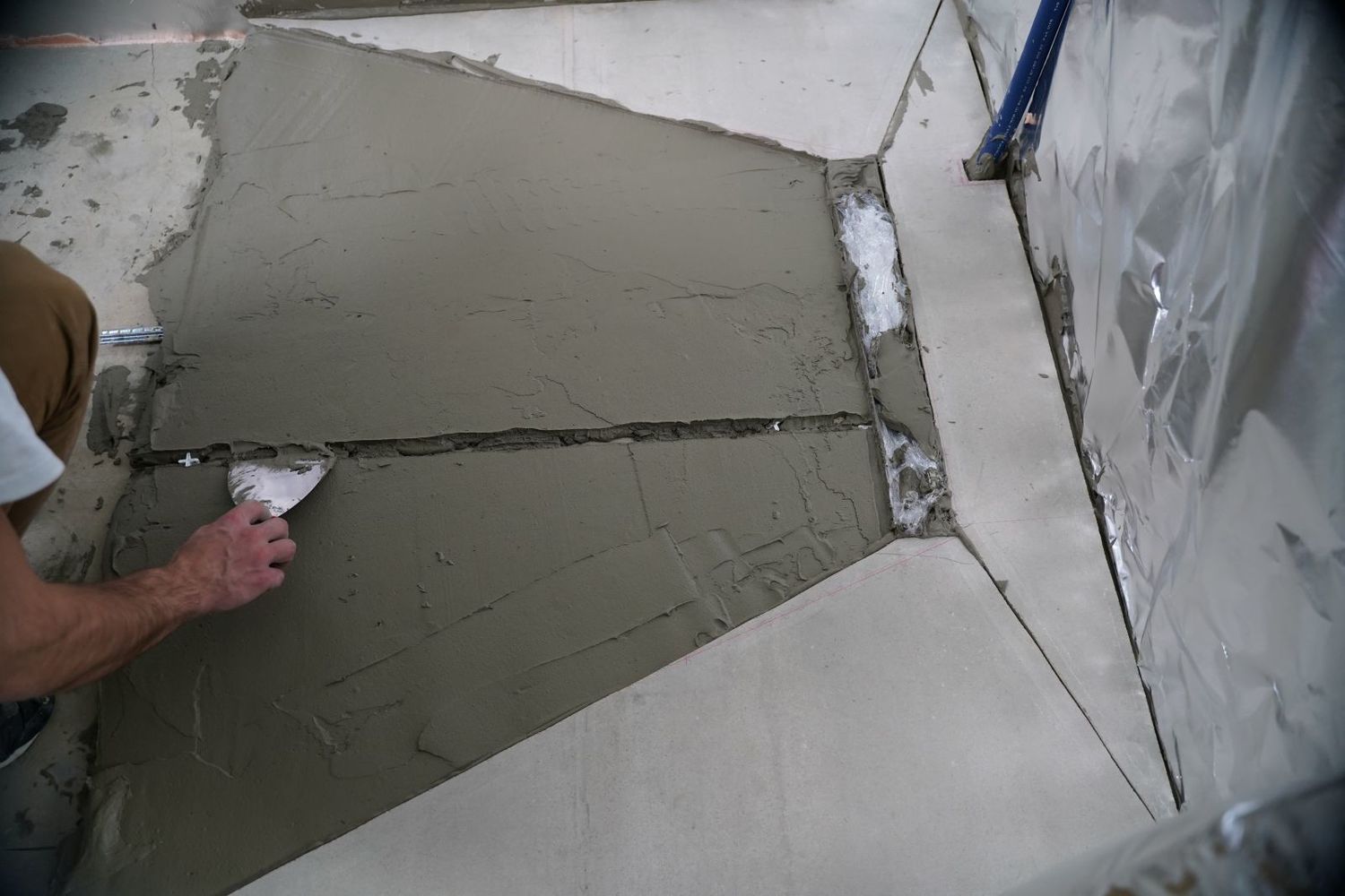 plyteliu_klijavimas_su_nuolydziu