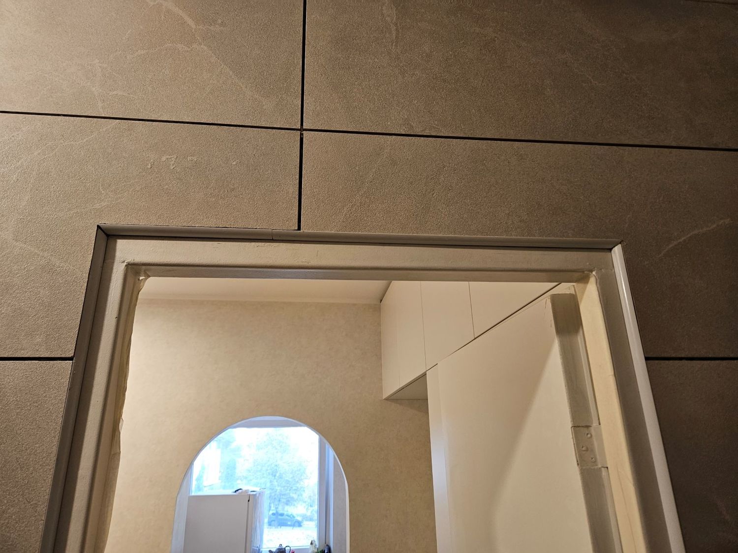 plyteliu_klijavimas_virs_duru