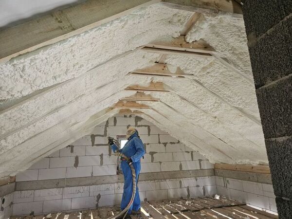 šlaitinio stogo šiltinima poliuretano putomis