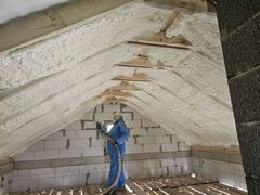 šlaitinio stogo šiltinima poliuretano putomis