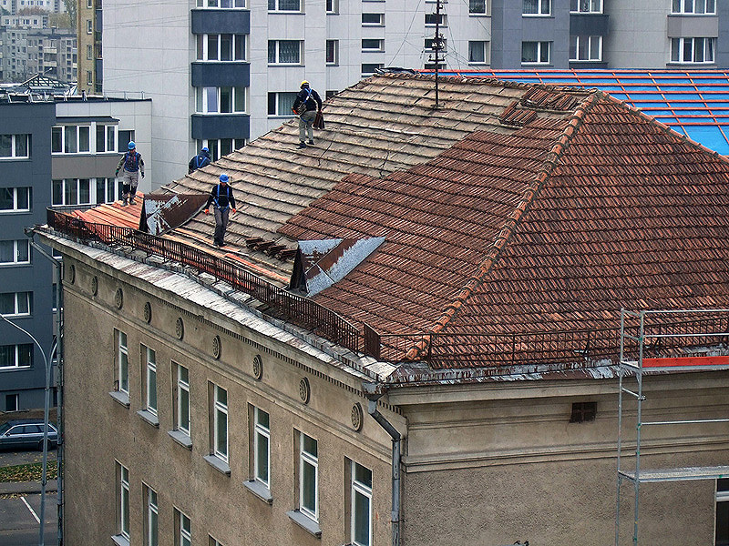 Nuo šlaitinio stogo nuardomos senos čerpės.