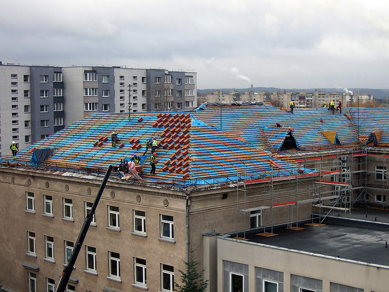 Čerpių tvirtinimas pradedamas nuo dešiniojo šlaito pusės.