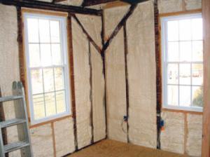 Šiltinant naująja technologija paviršius užpurškiamas termovata, kuri per 3–5 sek. išsiplečia iki 100 kartų, vientisu sluoksniu padengdama šiltinamą plotą. VL archyvo nuotraukos