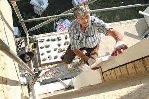 Naudojant tradicines lakštines šiltinimo medžiagas (akmens vatą, putų polistireną), beveik nepavyksta tinkamai užsandarinti jų sandūrų, ypač įvairių konstrukcijų kampų. Klaudijaus Driskiaus nuotrauka