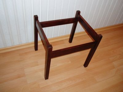 Naujai nulakuota kėdė.