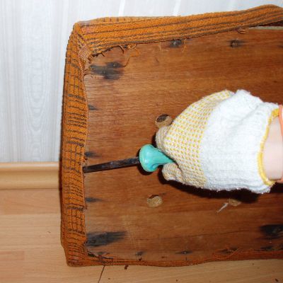 Jei neturite viniatraukio, atplėškite seną apmušalą