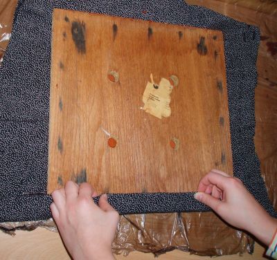 2 cm nuo lentos krašto ir dar 1,5 cm palenkite po apačia