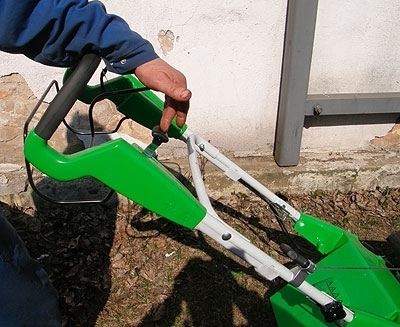 Prieš užvedimą patraukite akseleratoriaus rankeną į maksimalią padėtį. Autoriaus nuotr.