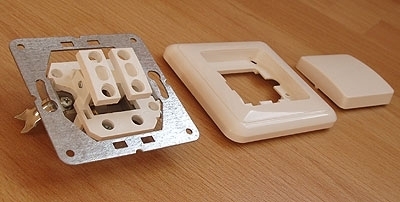 Jungiklio komplektas: įtaisas, rėmelis, dangtelis. Autoriaus nuotr. Jungiklio komplektas: įtaisas, rėmelis, dangtelis. Autoriaus nuotr.