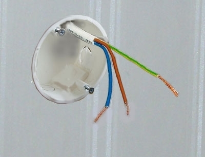 Nuo fazinio, neutraliojo ir įžeminimo laidų nuimama 11 mm izoliacijos. Autoriaus nuotr. Nuo fazinio, neutraliojo ir įžeminimo laidų nuimama 11 mm izoliacijos. Autoriaus nuotr.