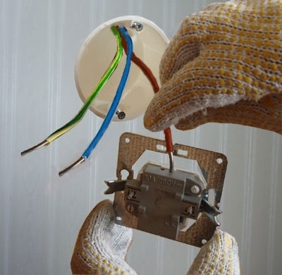 Fazinis laidas įstatomas į jungiklio įtaiso gnybtą. Autoriaus nuotr. Fazinis laidas įstatomas į jungiklio įtaiso gnybtą. Autoriaus nuotr.