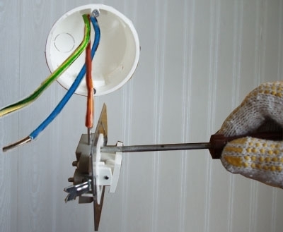 Įstatytas fazinis laidas prisukamas. Autoriaus nuotr. Įstatytas fazinis laidas prisukamas. Autoriaus nuotr.