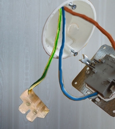 Įžeminimo laidas izoliuojamas atskiru gnybtu. Autoriaus nuotr. Įžeminimo laidas izoliuojamas atskiru gnybtu. Autoriaus nuotr.