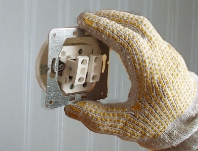 Įtaisas su prijungtais laidais įdedamas į potinkinę dėžutę. Autoriaus nuotr. Įtaisas su prijungtais laidais įdedamas į potinkinę dėžutę. Autoriaus nuotr.