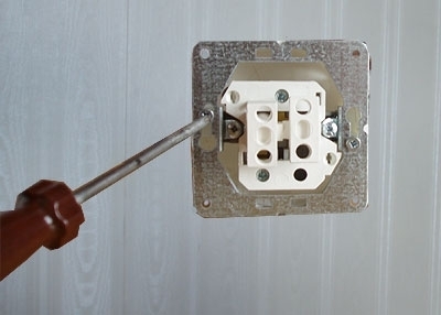 Kitų modelių jungiklius galima prisukti prie dėžutės per angas metalinėje plokštėje. Autoriaus nuotr. Kitų modelių jungiklius galima prisukti prie dėžutės per angas metalinėje plokštėje. Autoriaus nuotr.