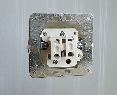 Pritvirtintas jungiklio įtaisas. Autoriaus nuotr. Pritvirtintas jungiklio įtaisas. Autoriaus nuotr.