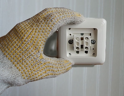 Pritvirtinamas plastikinis jungiklio rėmelis. Autoriaus nuotr. Pritvirtinamas plastikinis jungiklio rėmelis. Autoriaus nuotr.