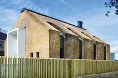 Nendrėmis apdailintas namas