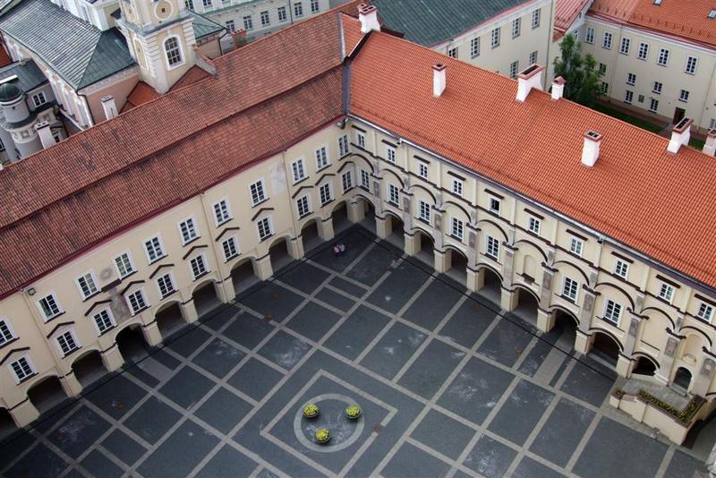 Vilniaus Senamiestyje dar yra senųjų čerpių stogų, bet jos masiškai keičiamos.