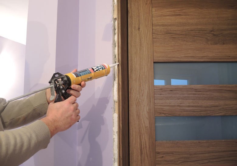 Vidaus durų angokraščių klijavimas Vidaus durų angokraščių klijavimas