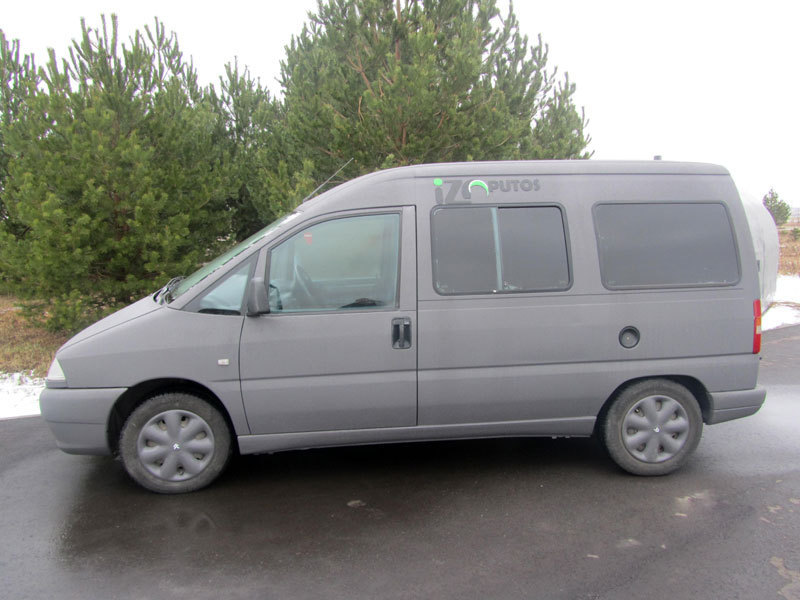  Poliureja apipurkstas automobilis